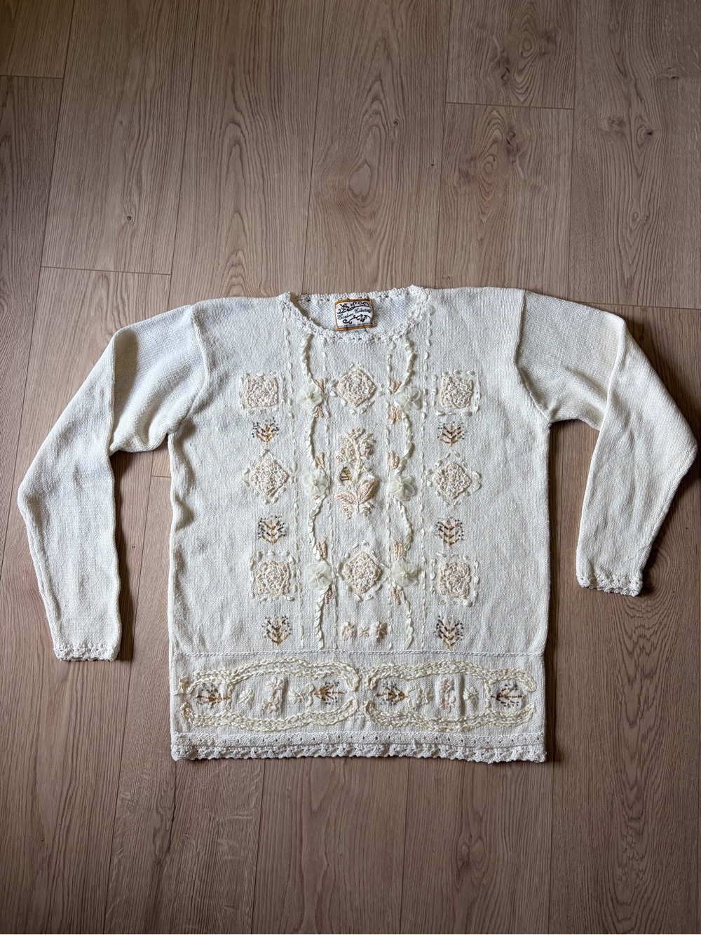 Vintage Heirloom Collectibles Cream Embroidered Women’s Sweater